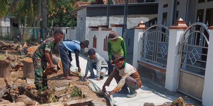 Babinsa Koramil 0602-16/Ciruas Bersama Warga Laksanakan Karya Bakti Pembuatan Jalan Lingkungan
