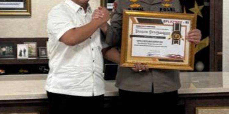Ketua Umum BPI KPNPA RI Serahkan Penghargaan kepada Kapolda Riau