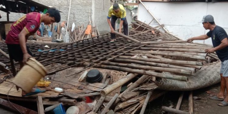 Akibat Cuaca Buruk Rumah Warga Di Kampung Golok Roboh