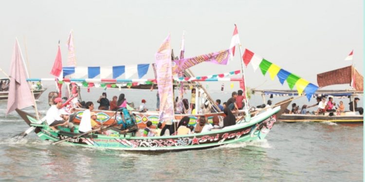 Budaya Larung Meriahkan Festival Pesisir