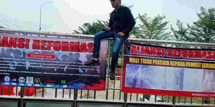 Aliansi Reformasi Gerudug Kantor DPRD Kota Serang, Meminta dan Menutup Tempat Hiburan Malam Yang Masih Beroperasi di Wilayah Kota Serang