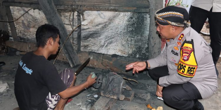 Kapolres Serang Anjangsana ke Pengrajin Golok di Petir