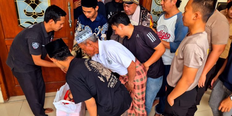 Polres Serang Bagikan Makanan Siap Saji Usai Shalat Jumat