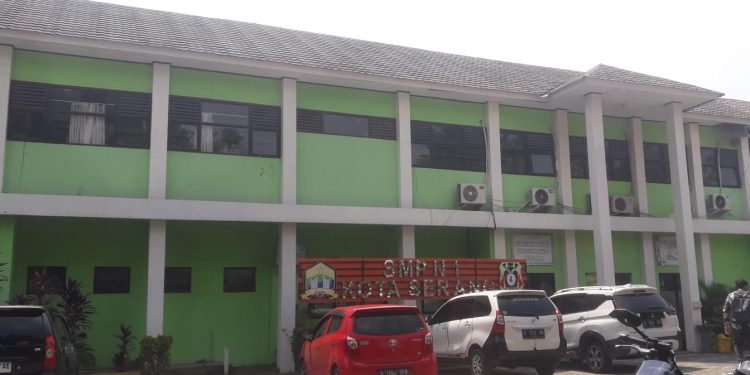 Biaya Pembelian Seragam SMPN 1 Kota Serang Diduga Kemahalan Harga