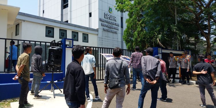 Dinas PUPR Provinsi Banten Didemo Aliansi Presidium Peduli Bangsa Peduli Banten