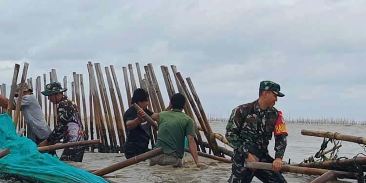 Babinsa Koramil Tirtayasa Bersama Nelayan Desa Tanara Bersihkan Pagar Bambu yang Hambat Aktivitas Melaut