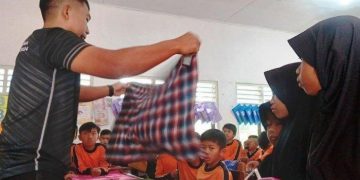 Dede Sulaeman Guru SD Dipuji Dedi Mulyadi Usai Ajari Siswa Nyetrika,Dikasih Hadiah DP Rumah