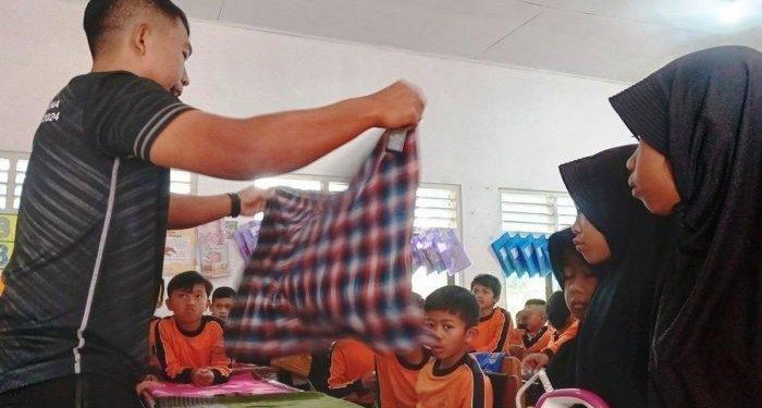 Dede Sulaeman Guru SD Dipuji Dedi Mulyadi Usai Ajari Siswa Nyetrika,Dikasih Hadiah DP Rumah