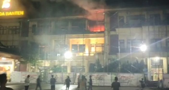 Ruangan Lantai Tiga Di Gedung Polda Banten Kebakaran.