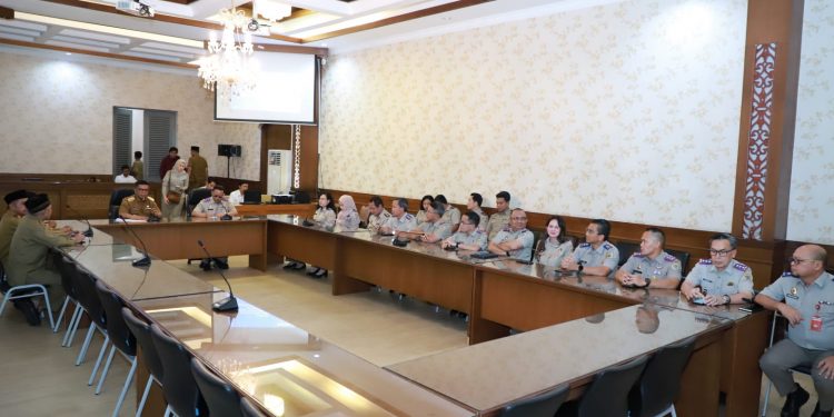 Kunjungi Gubernur, Kakanwil BPN Banten Laporkan Sejumlah Program Pertanahan dan Tata Ruang.Serang – Kepala Kantor Wilayah Badan Pertanahan Nasional Provinsi Banten, Sudaryanto, Senin (10/3/2025) mengunjungi Rumah Dinas Gubernur Banten yang berlokasi di Gedung Negara, Alun-Alun Kota Serang, Banten..Beliau diterima oleh Gubernur Banten, Andra Soni dan sejumlah kepala dinas. Sudaryanto berkunjung tidak sendiri, ia ditemani Pejabat Administrator mulai dari Kepala Bagian Tata Usaha, Kepala Bidang hingga Kepala Kantor Pertanahan se-Provinsi Banten..“Pertama-tama, kami mengucapkan selamat kepada Bapak Gubernur dan Wakil Gubernur Banten yang Alhamdulillah sudah mengemban tugas di Provinsi Banten,” ujar Sudaryanto..Selanjutnya, ia melaporkan sejumlah program strategis pertanahan dan tata ruang yang mendasar serta menyentuh masyarakat, diantaranya program Pendaftaran Tanah Sistematis Lengkap (PTSL) yang memiliki target 45.000 bidang, Redistribusi Tanah dan program Pengadaan Tanah untuk Kepentingan Umum..Ia juga melaporkan peran serta BPN dalam meningkatkan Pendapatan Asli Daerah (PAD) dan mendorong perkembangan perekonomian daerah, “Tidak kalah penting kami melaporkan kontribusi kami dalam penerimaan PAD dari Bea Perolehan Hak atas Tanah dan Bangunan (BPHTB) dalam rangka pemberian hak dan balik nama sertipikat serta mendorong perkembangan perekonomian daerah melalui Hak Tanggungan,” ujarnya..Sudaryanto merinci di tahun 2024, BPHTB di bidang pertanahan menyumbang PAD Provinsi Banten sebanyak 1,9 triliun. Kemudian, setelah terbit sertipikat hak atas tanah, sertipikat diagunkan ke Bank berupa Hak Tanggunan, dimana sepanjang tahun 2024 tercatat perputaran uang dari Hak Tanggungan jumlahnya mencapai 79 triliun..“Tentu saja koordinasi, kemudian kerja sama lintas sektor ini memang perlu terus tingkatkan, yang sudah berjalan baik dipertanahankan dan ditingkatkan lagi,” tutupnya. (Humas BPN Banten).Instagram/Twitter: @kanwilbpnbantenFacebook/Youtube: Kanwil BPN Provinsi BantenTik-Tok: @kanwilbpnbantenHotline: 0811-1068-0000 ext 11,2,2