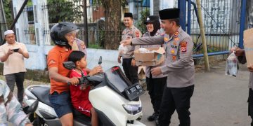 Jelang Berbuka Puasa, Kapolres Lebak Rutin Bagikan Takjil ke Warga Rangkasbitung