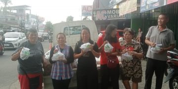 Komunitas Tionghoa Kota serang berbagi takjil Ramadhan 1446H Kepada Sesama.