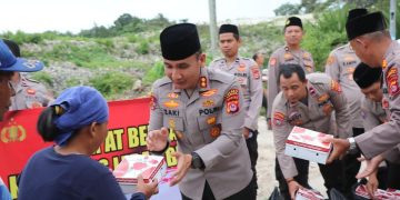 Jum’at Berkah, Kapolres Lebak Bagikan Nasi Kotak ke Para Pemulung di TPS Dengung*