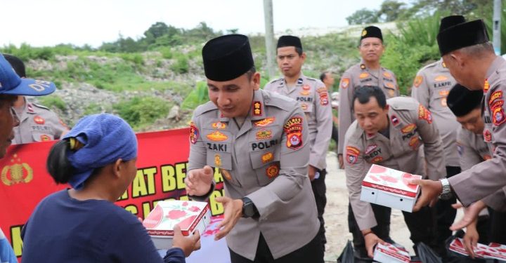 Jum’at Berkah, Kapolres Lebak Bagikan Nasi Kotak ke Para Pemulung di TPS Dengung*