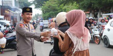 Indahnya Berbagi, Kapolres Lebak Bagikan Takjil ke Warga di Alun-alun Rangkasbitung*