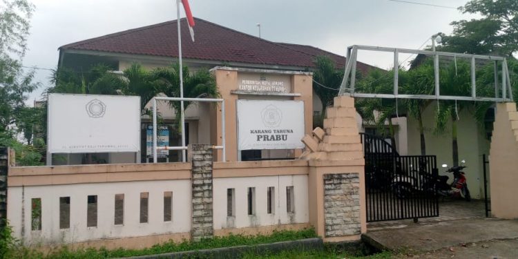 Pelayanan Oknum Staff Kantor Kelurahan Terumbu dikecam Buruk, oleh Masyarakat