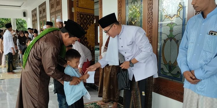 Tebar Berkah Dan Pererat Silaturrahmi Kades Sindangheula Laksanakan Jum’at Keliling