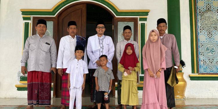 Kades Sindangheula Lanjutkan Program Jumat Keliling, Santuni Anak Yatim di Kp. Benua Lor