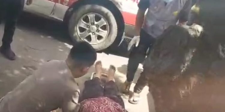 Pengendara motor Ambruk Tiba Tiba Di Kota Serang Saat Di Cek Ternyata Udah Tak Bernyawa