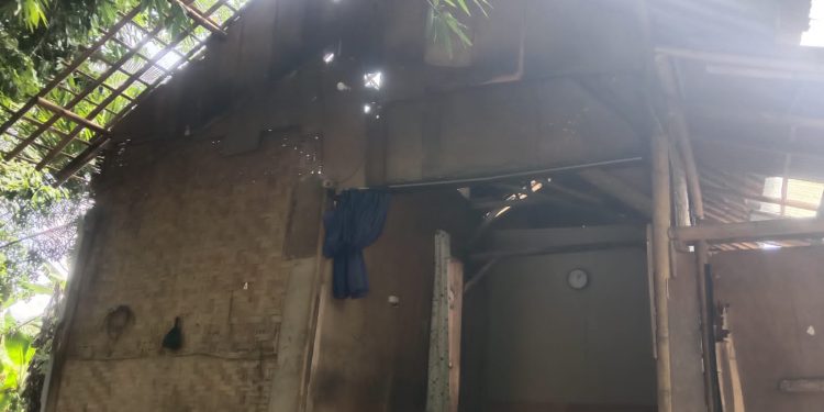 Memperihatinkan, Satu Keluarga di Desa Cibuah Tinggal Dalam Rumah Tidak Layak Huni