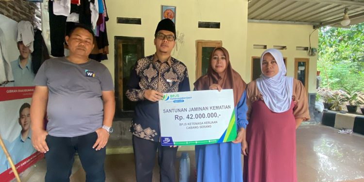 Pemdes Sindangheula Salurkan Santunan Jaminan Kematian (JKM) Dari BPJS Ketenagakerjaan Ke warga