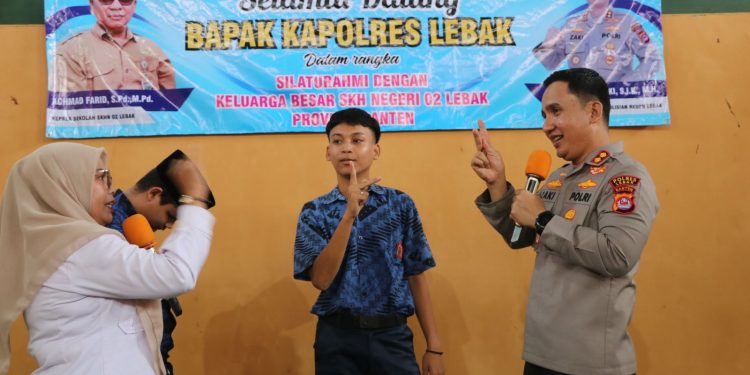 Berikan Motivasi ke Anak Berkebutuhan Khusus, Kapolres Lebak Kunjungi SKH Negeri 02 Lebak