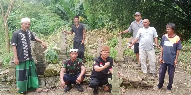 Tim Sapu Jagat Al Bantani peduli lingkungan giat gotong Royong Pemugaran serta Bersih Bersih Makam.Kramat