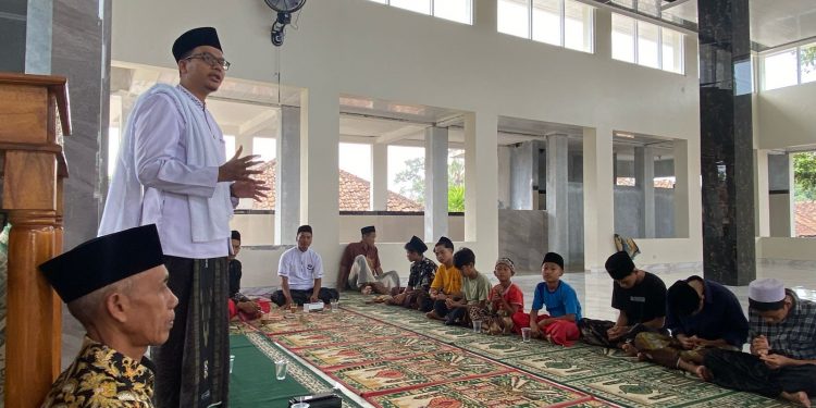 Kepala Desa SindangHela gelar Jumling Serta Membagikan Santunan Anak Yatim Piatu Bentuk Kepedulian Pada Sesama umat Islam
