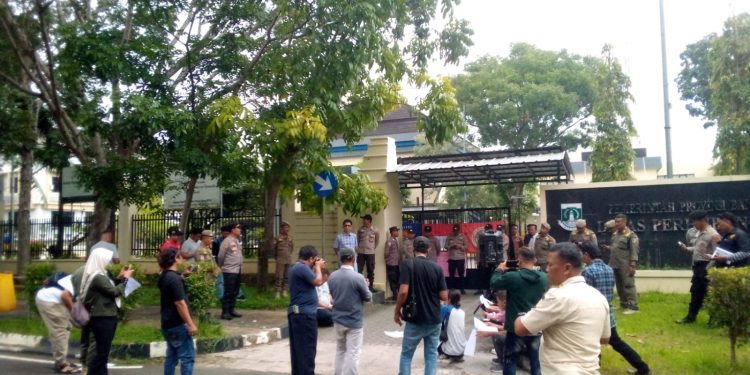 Koalisi Barisan Depan Anti Koruptor Bersatu (BADAK BERSATU) Provinsi Banten Gerudug Kantor Dinas Perhubungan Provinsi Banten