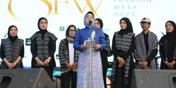 Ketua Dekranasda Provinsi Banten Tinawati Andra Soni Buka Serang Fashion Week 2025