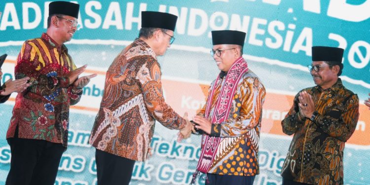 Gubernur Banten Andra Soni Paparkan Program Sekolah Gratis di Gala Dinner Olimpiade Madrasah Indonesia (OMI) 2025
